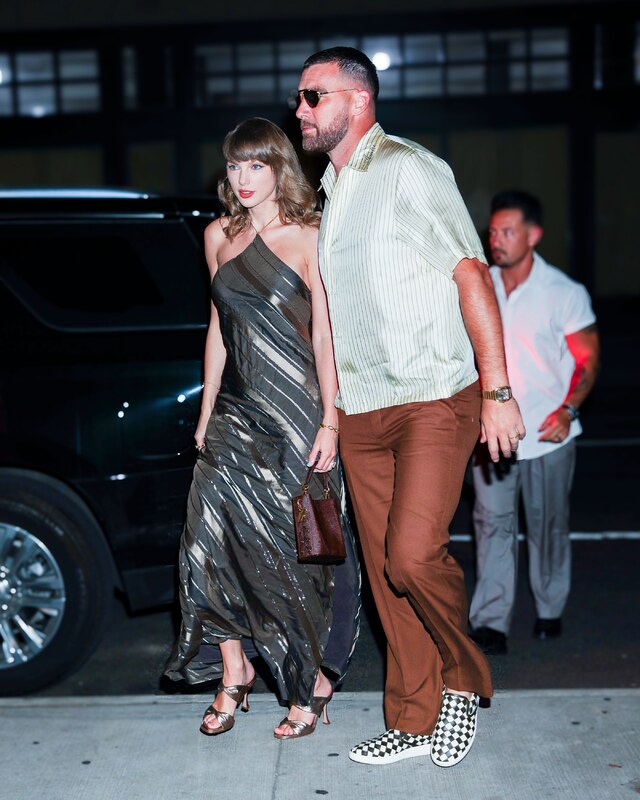 Taylor Swift hands