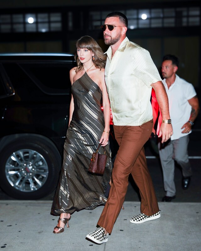 Taylor Swift hands