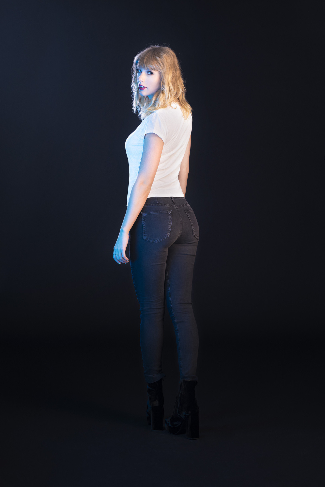 Taylor Swift Hot (8 New Photos)
