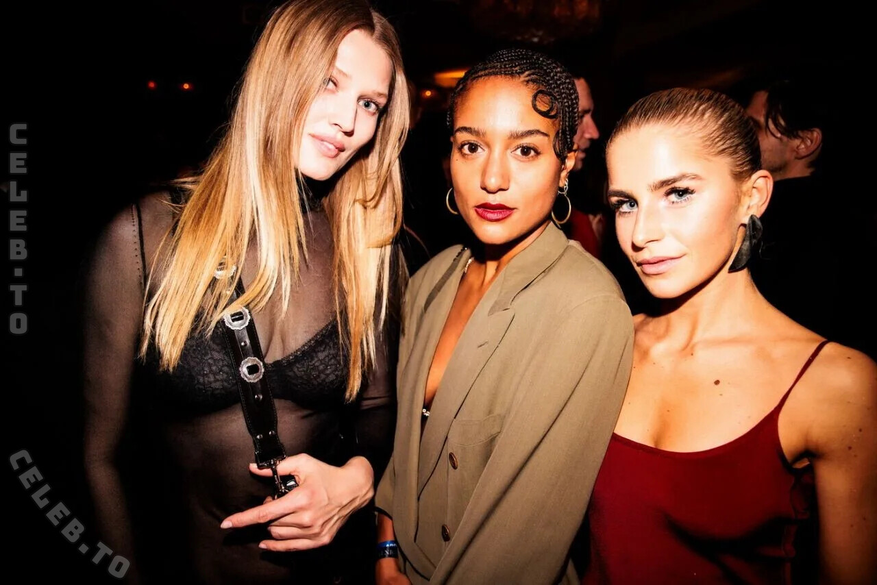 Toni Garrn hands