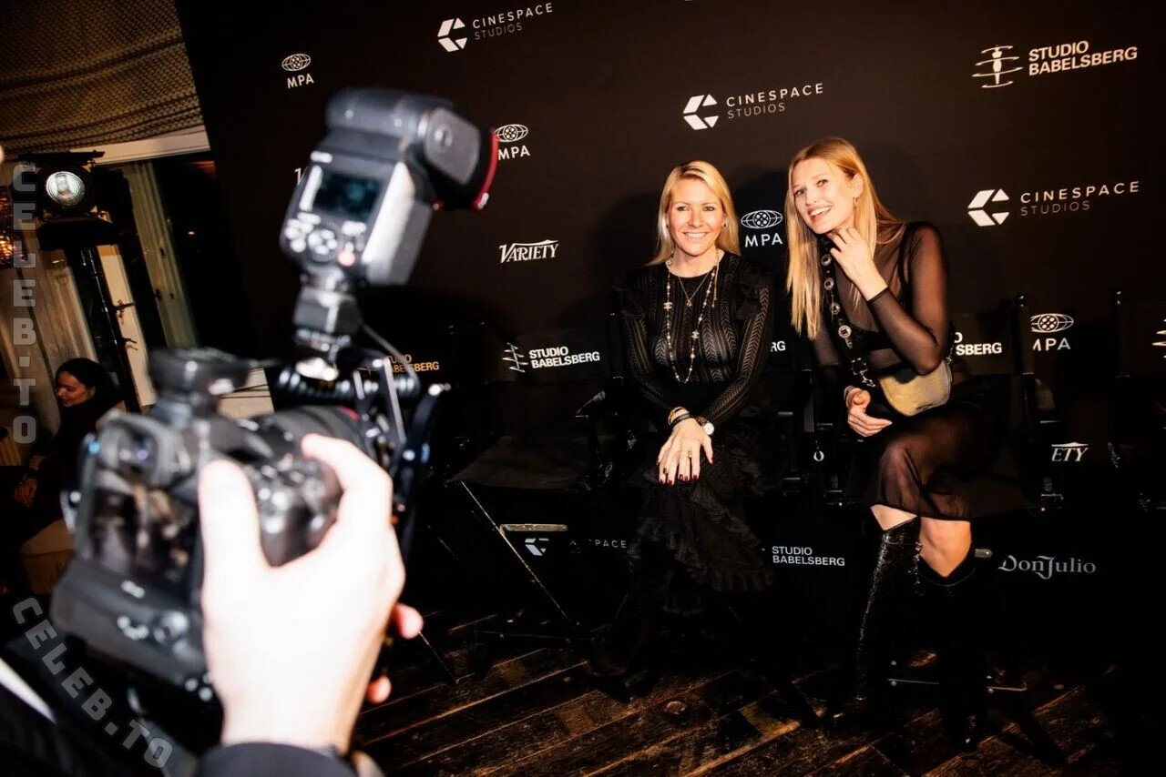 Toni Garrn hands