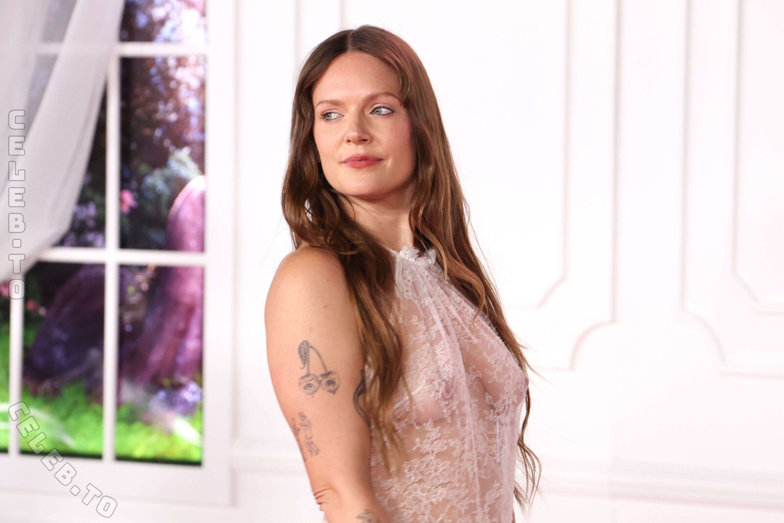Tove Lo hands