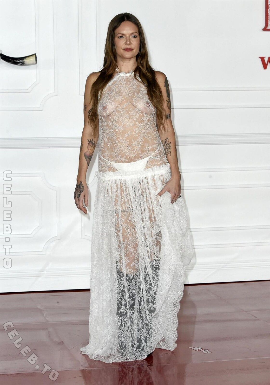 Tove Lo hands