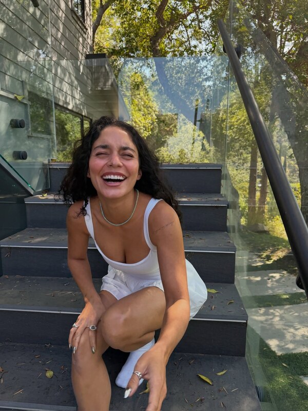 Vanessa Hudgens legs