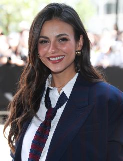 Victoria Justice hands