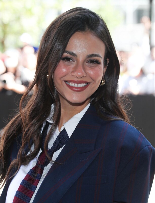 Victoria Justice hands