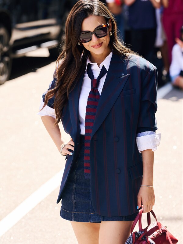 Victoria Justice hands