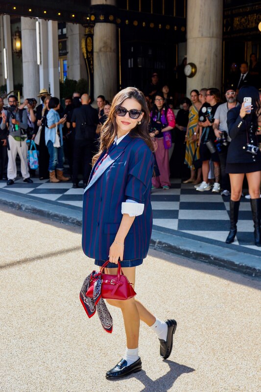 Victoria Justice hands