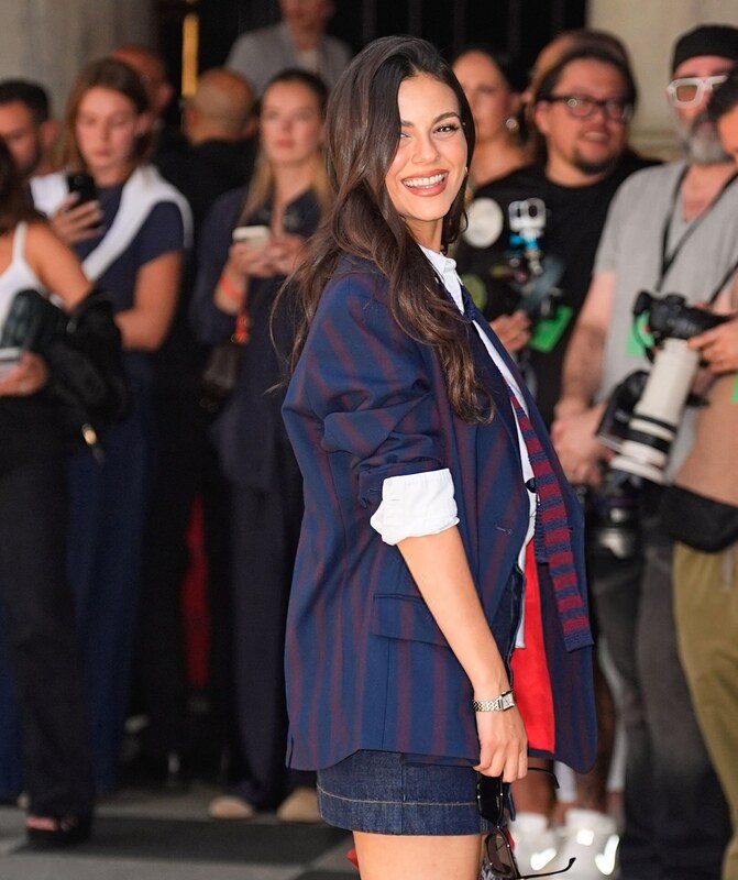 Victoria Justice hands