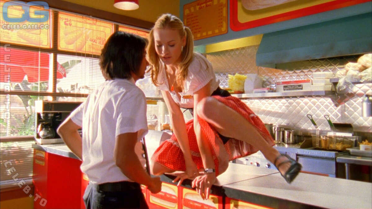 Yvonne Strahovski legs