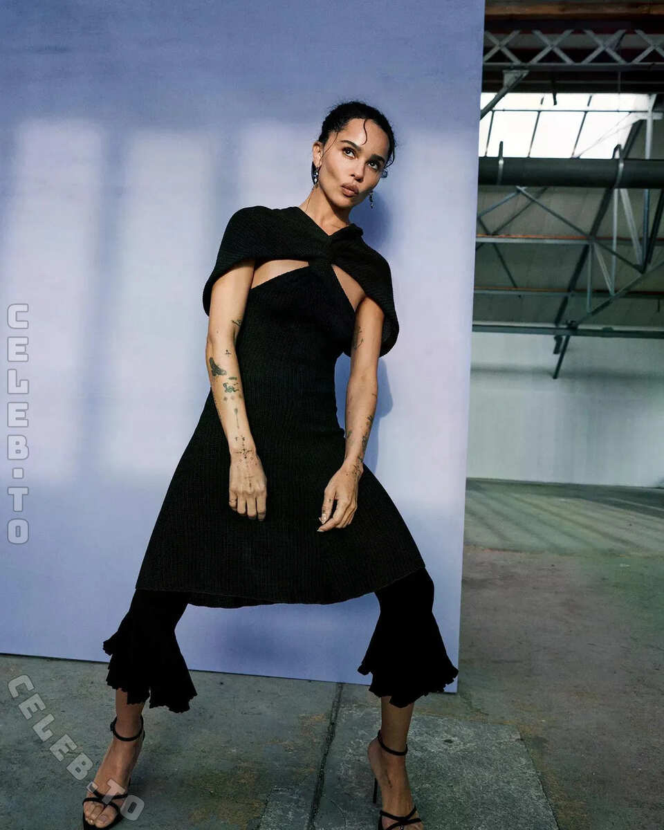 Zoe Kravitz hands