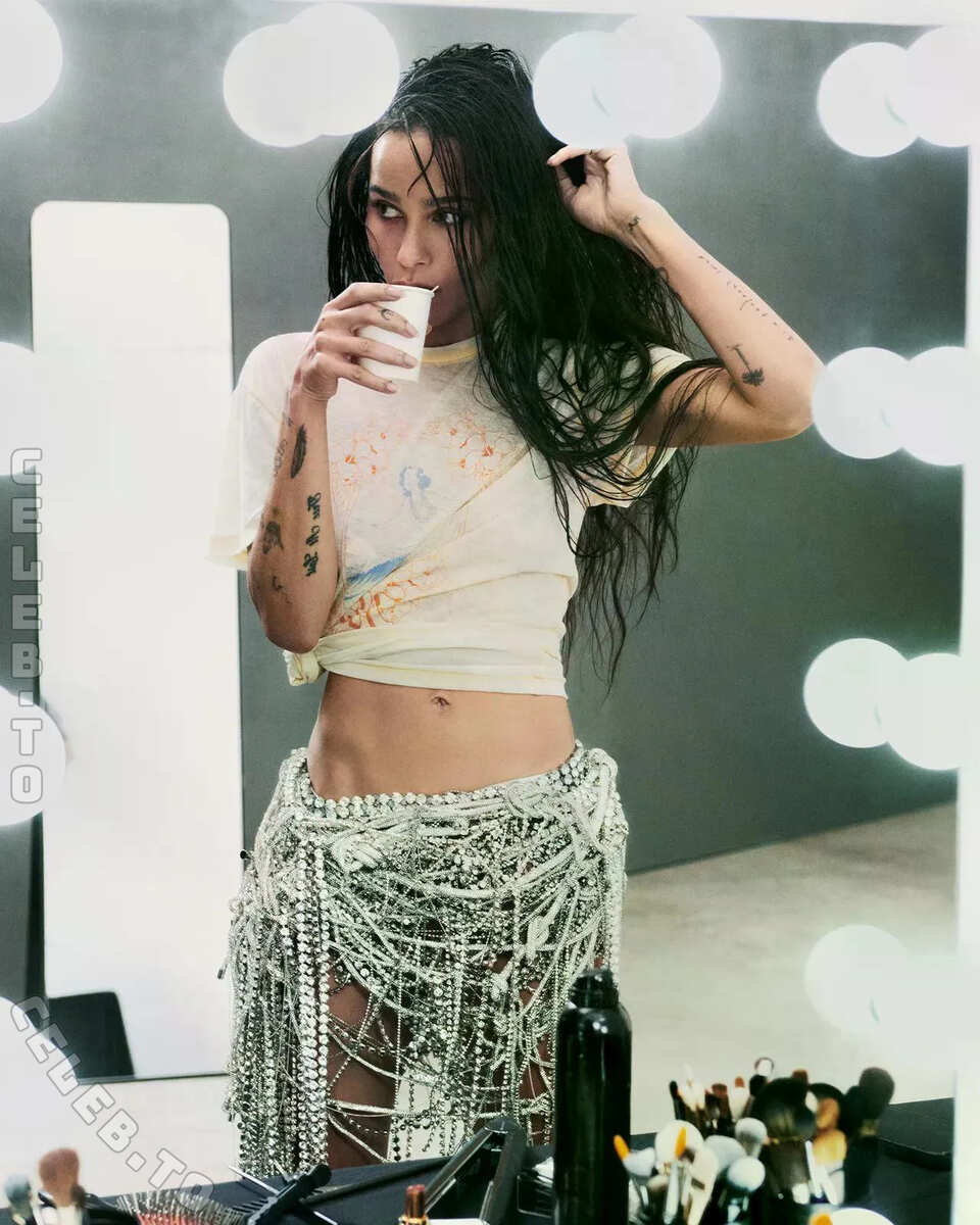 Zoe Kravitz hands