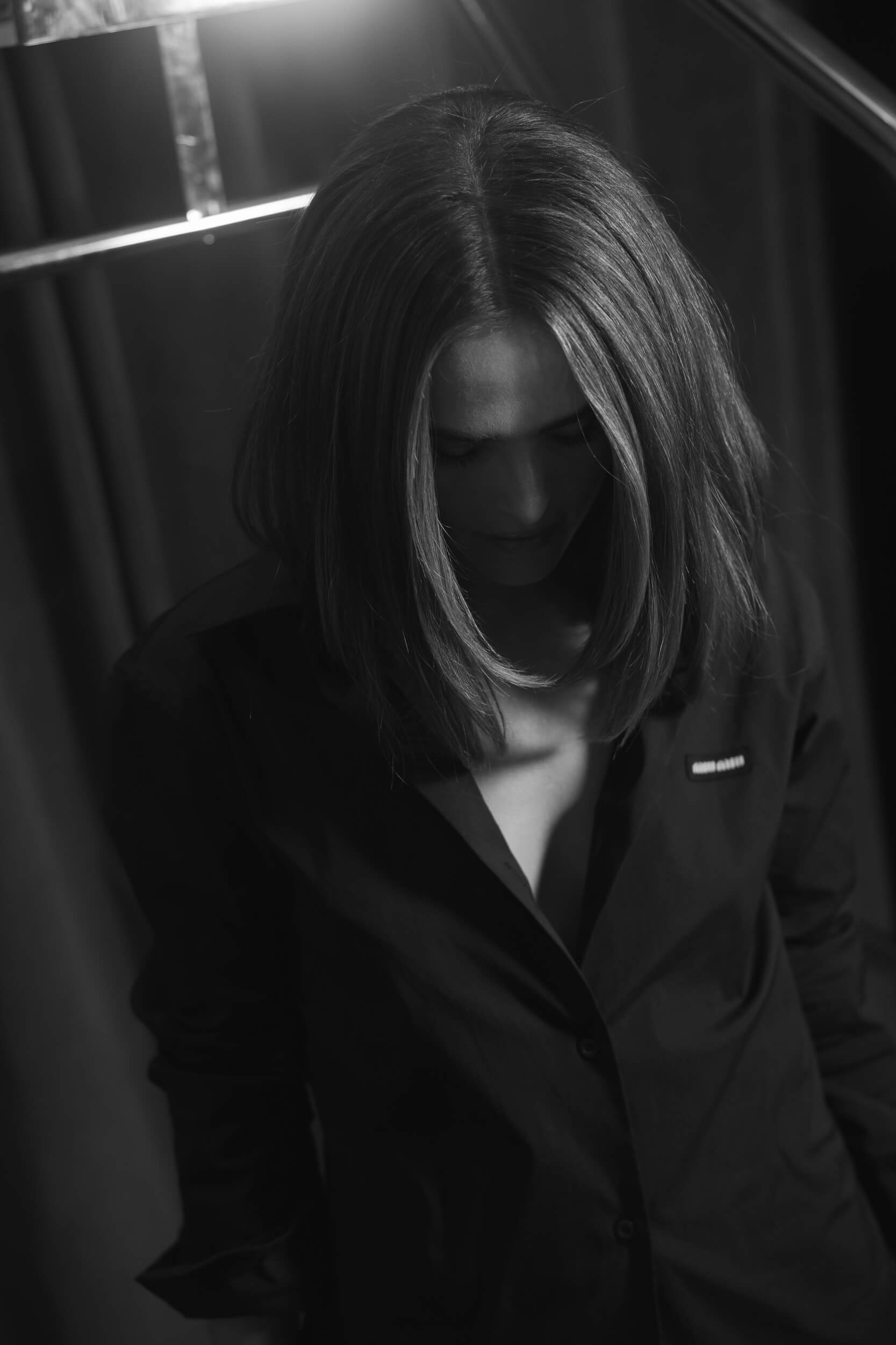 Zoey Deutch hands