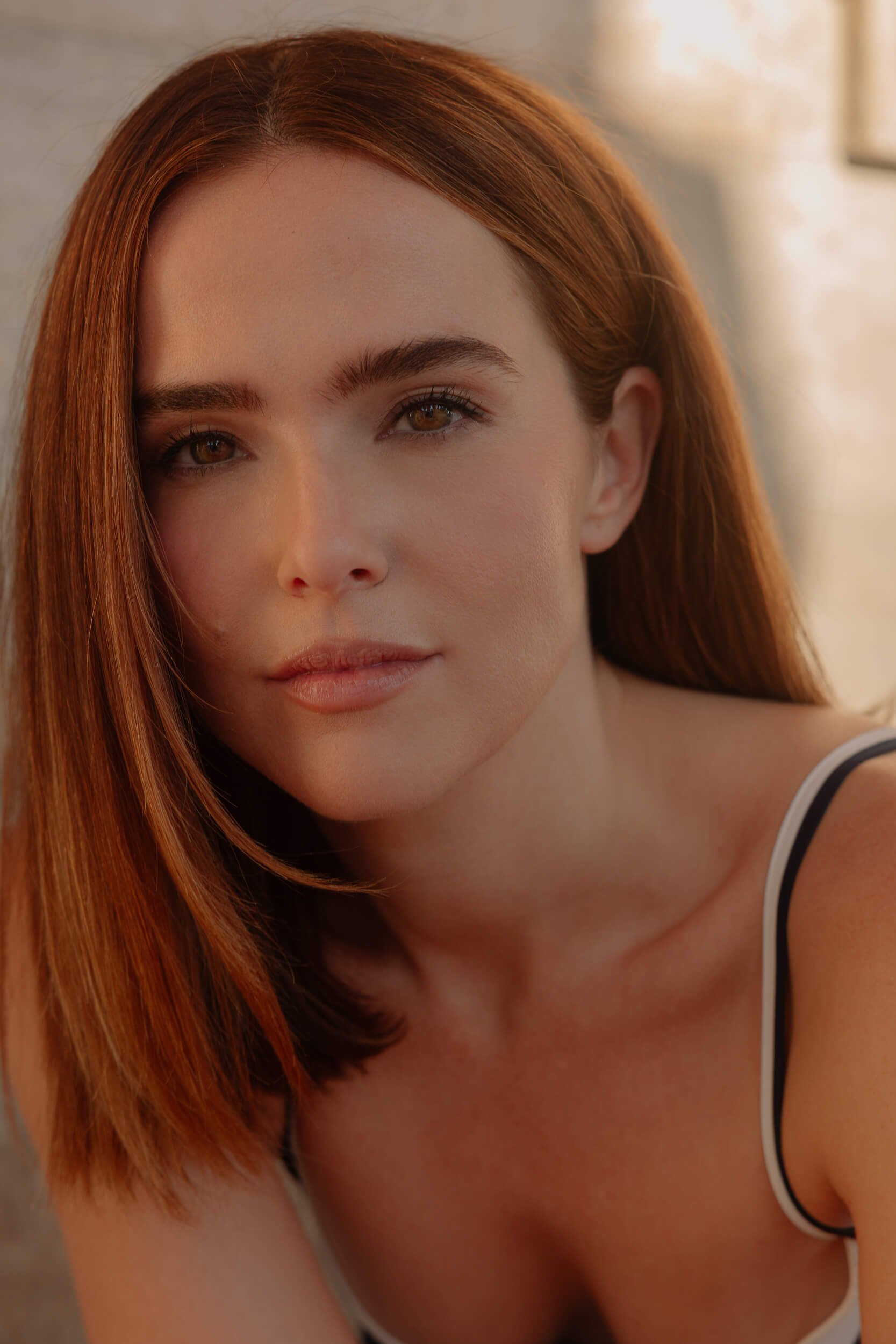 Zoey Deutch hands