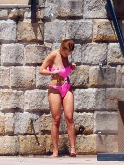 Rita Ora legs
