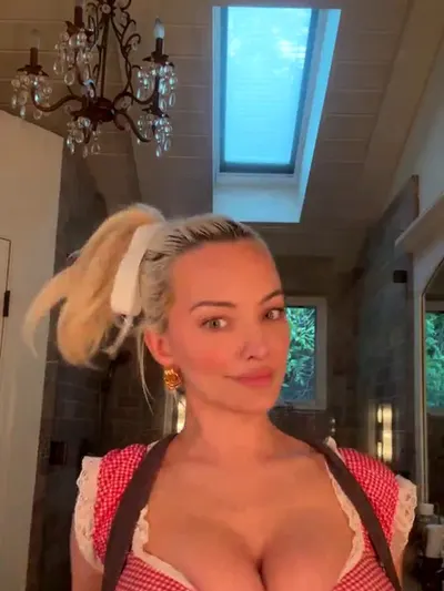 Lindsey pelas nackt