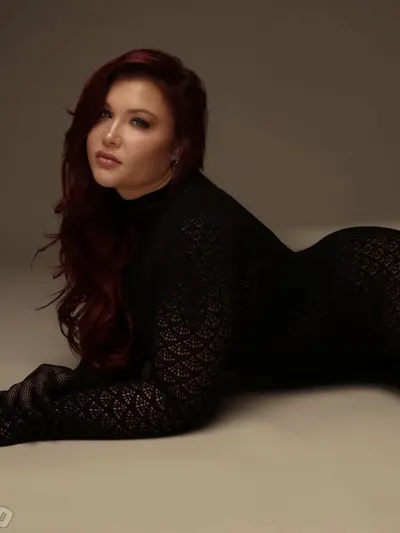 Sophia Thiel Nude & Sexy (6 Photos)