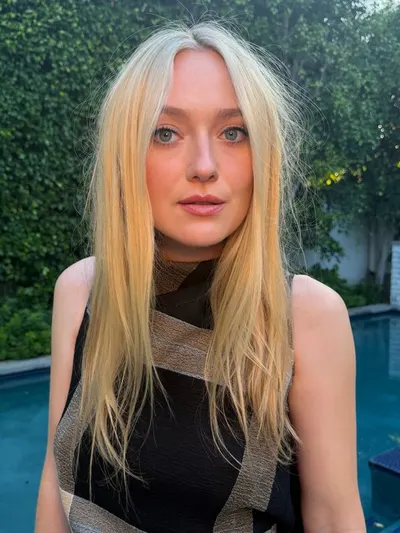 Dakota Fanning legs