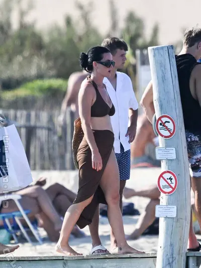 Katy Perry Sexy & Topless Collection – Part 7 (150 Photos)