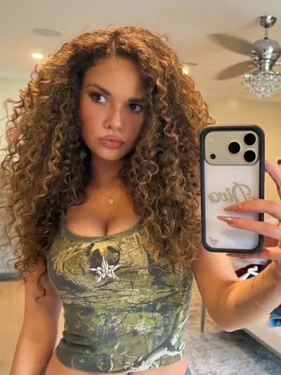 Madison Pettis Sexy (6 Photos + Video)