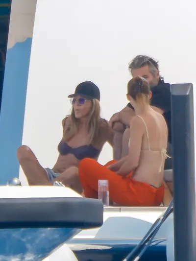 Jennifer Aniston boobs