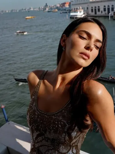 Kendall Jenner Sexy (4 New Photos)