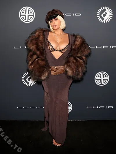 Bebe Rexha legs