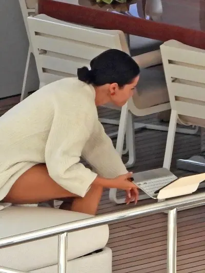 Selena Gomez Hot (2 Deleted Photos)