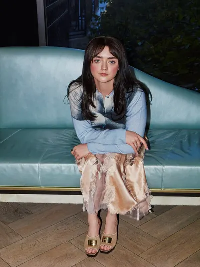 Maisie Williams Nude Lesbo Skinny Dipping Caught On Camera