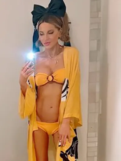 Kate Beckinsale Bare Ass And Bulging Mound Flaunting Crazy Cat Lady