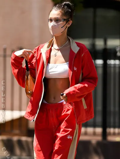 Bella Hadid butts