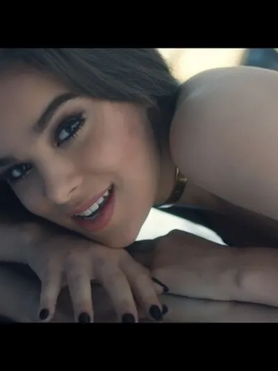 Hailee Steinfeld butts