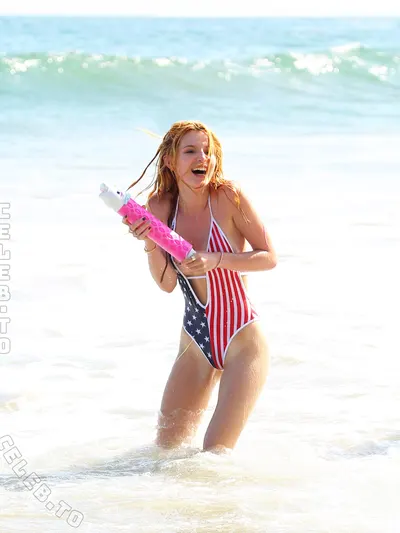 Bella Thorne butts