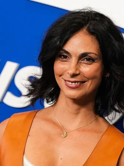 Morena Baccarin hands
