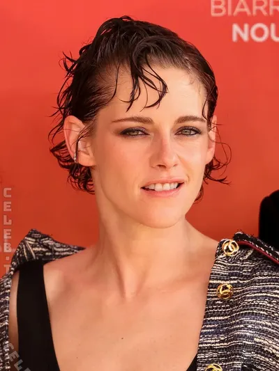 Kristen Stewart hands