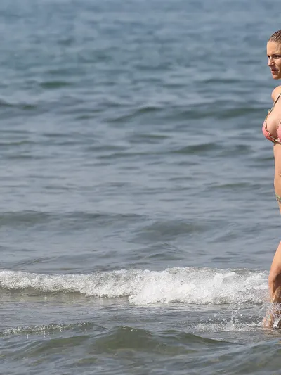 Michelle Hunziker hands