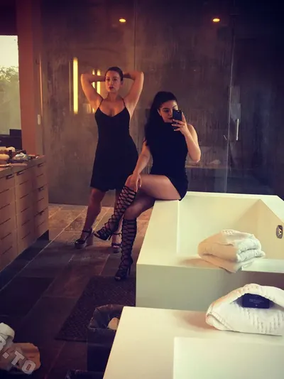 Ariel Winter hands