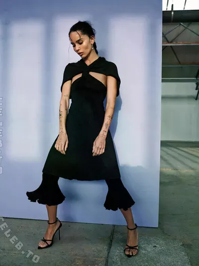 Zoe Kravitz hands
