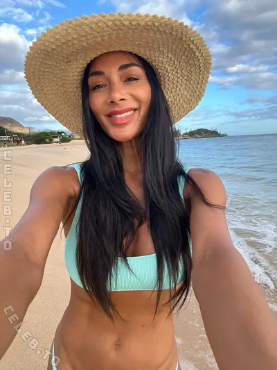 Nicole Scherzinger hands