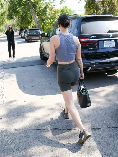 Rumer Willis hands