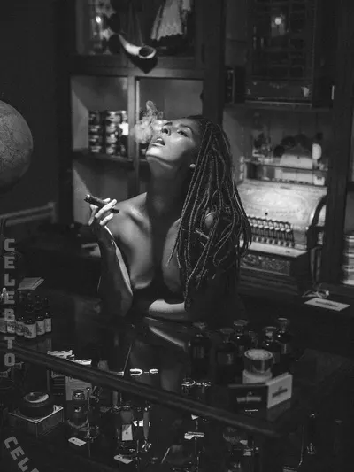 Marisa Papen hands
