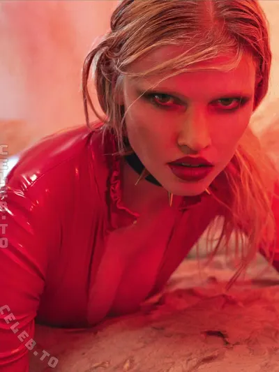 Lara Stone hands