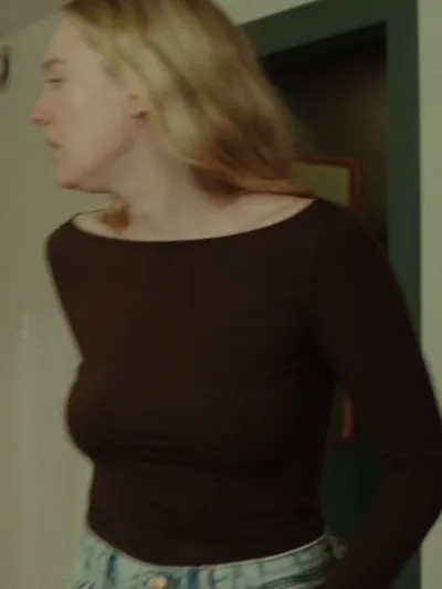Dakota Fanning hands