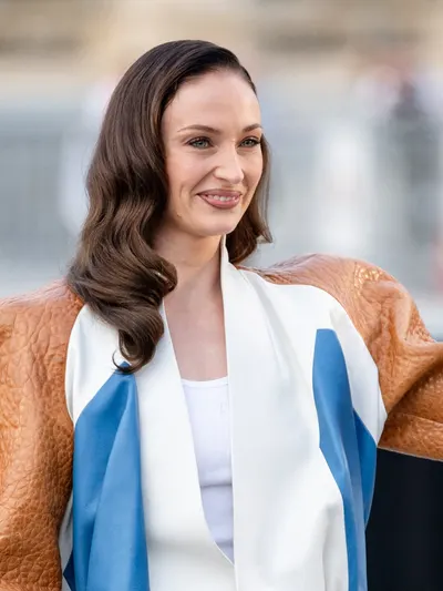 Sophie Turner hands