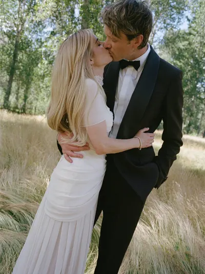 Emma Roberts hands
