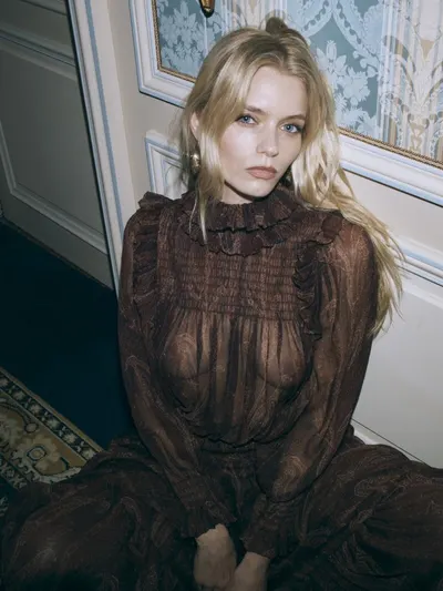 Abbey Lee Kershaw hands