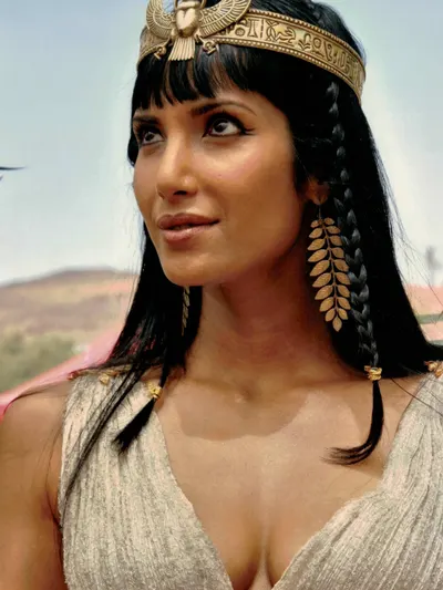 Padma Lakshmi hands