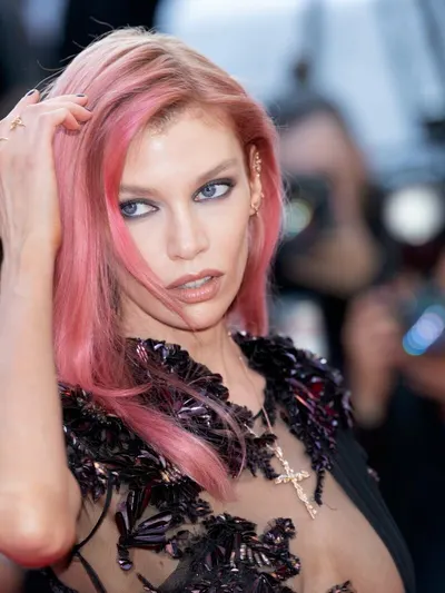 Stella Maxwell hands