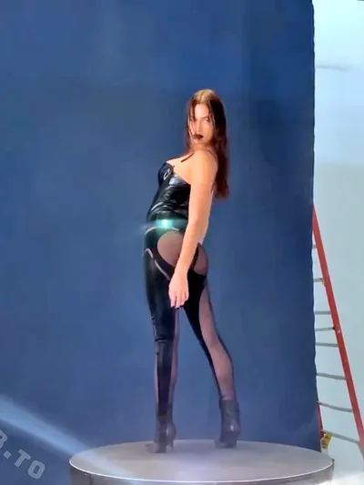 Irina Shayk hands