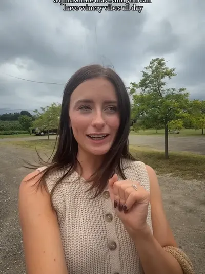 Audra Miller hands